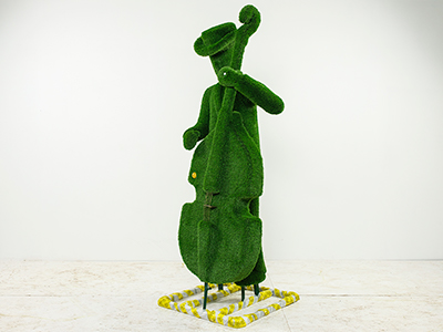 Топиари городской музыкант с контрабасом - газон Eco